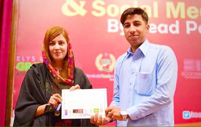 Zeeshan Rasheed received an Award Certificate from Zartaj Gul, former Minister of State for Climate Change, Pakistan, during Imran Khan's government.